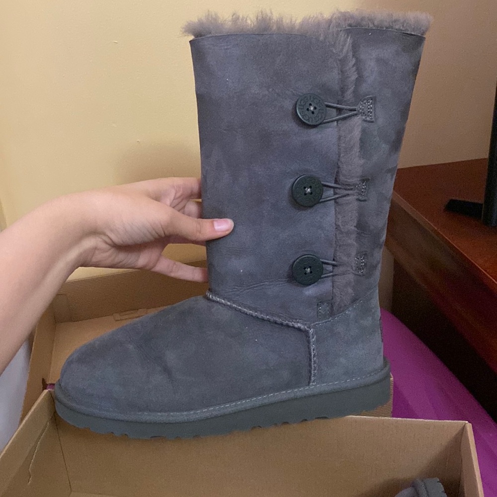 Gray Uggs gently worn youth size 5 fits women size 7